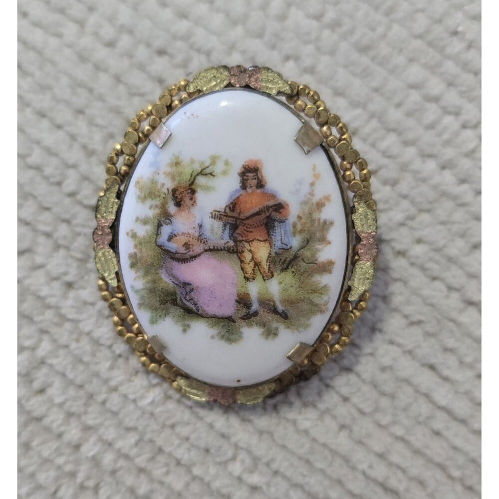 Antique Porcelain Brooch/Pendant Courting Couple Scene & Ornate Gold-Tone Frame - Picture 2 of 7